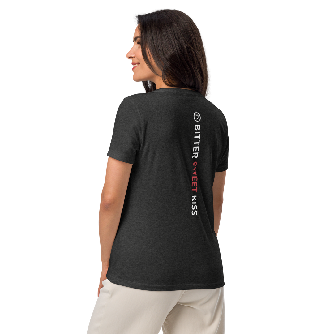 Lockeres Damen T-Shirt mit V-Ausschnitt - Bitter Sweet Kiss