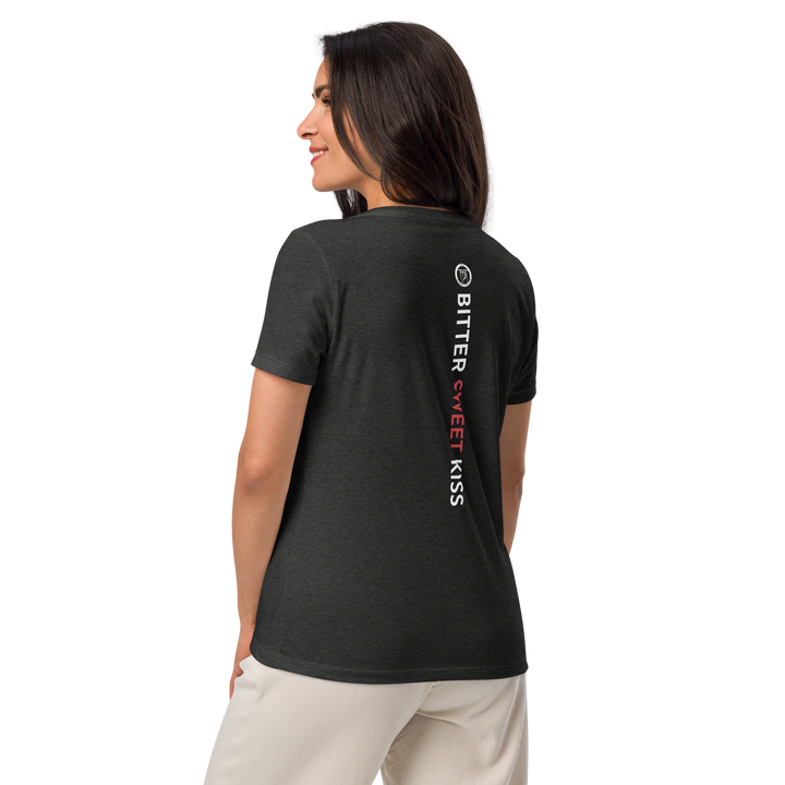 Lockeres Damen T-Shirt mit V-Ausschnitt - Bitter Sweet Kiss