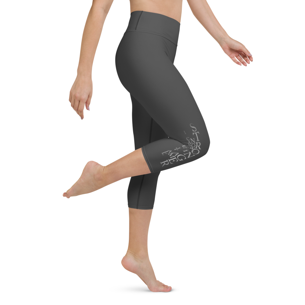 Capri Leggings - Now I Am Stronger, Darker Hearts, Farbe: Eclipse